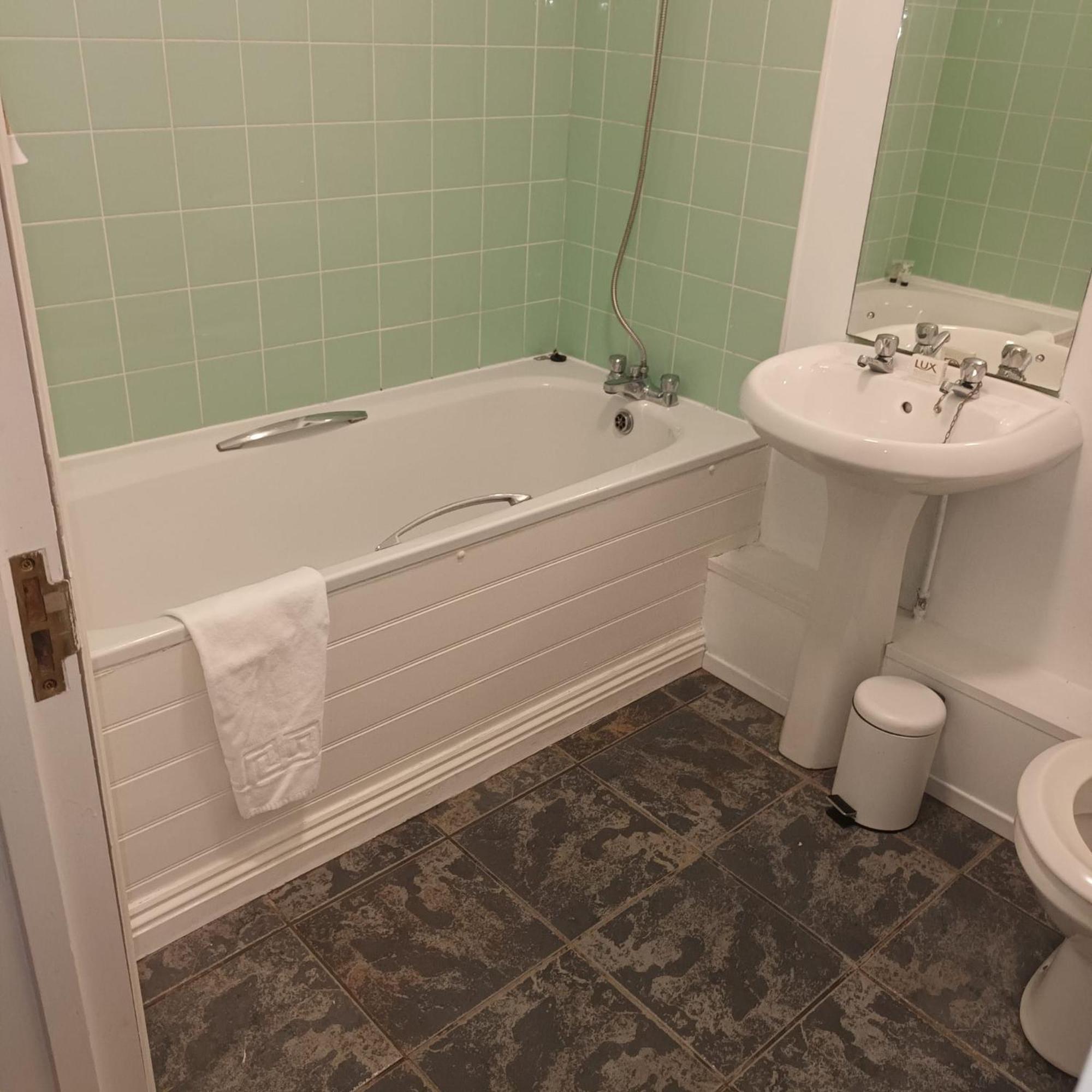 Cefn Mably Hotell Penarth Exteriör bild